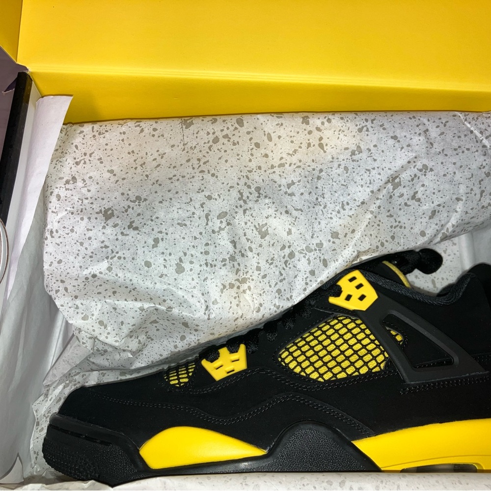 Air Jordan 4 Black/Yellow/White